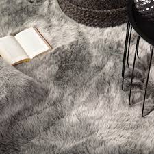 Wenn du das gelesen hast, findest du ganz einfach den perfekten teppich. Teppich Montapis Kunstfell Silber