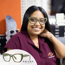 Tawnya nos modela los nuevos estilos disponibles en nuestra óptica.  Visítanos y descubre la variedad de marcas que tenemos para ti. Primero,  agenda tu examen visual y luego elige tu montura favorita.