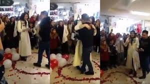 Persyaratan untuk melamar kerja di alfamart memiliki beberapa ketentuan yang harus dipenuhi, karena akan menentukan posisi yang dapat kamu tempati. Lamar Pacar Dengan Cara Romantis Di Mall Pria Ini Malah Diciduk Polisi Tribunnews Com Mobile