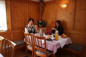 Die zimmer sind im landhausstil mit traditionellen möbeln und teppichböden eingerichtet. Haus Hollental Hotel Garmisch Partenkirchen Germany Overview