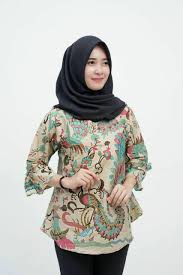Rekomendasi model baju atasan wanita lengan panjang terbaru yang terakhir berbentuk crop pas di bagian perut. 32 Inspirasi Atasan Wanita Batik Lengan Panjang Buat Kamu Para Wanita Karir