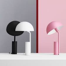 Smukke skygger træder frem omkring den, når den er tændt på en mørk aften. Table Lamp Cap Normann Copenhagen Contemporary Steel White