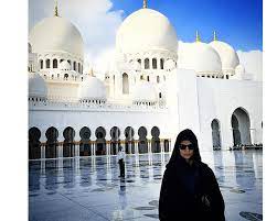 سيلينا غوميز سيليناجوميز ، سيلينا غوميز فستان أرجواني, الأرجواني, أسود الشعر سيلينا غوميز يجلس على مقعد خشبي بني اللون ، سيلينا غوميز جيد بالنسبة لك أغنية. Ù‡ÙƒØ°Ø§ Ø¨Ø¯Øª ÙƒÙŠÙ†Ø¯Ù„ Ø¬ÙŠÙ†Ø± Ùˆ Ø³ÙŠÙ„ÙŠÙ†Ø§ ØºÙˆÙ…ÙŠØ² Ø¨Ø§Ù„Ø­Ø¬Ø§Ø¨ ÙÙŠ Ø¯Ø¨ÙŠ Ù†ÙˆØ§Ø¹Ù…