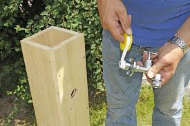 Auf Das Auslaufventil Mit Rohrbelufter Wird Eine Rosette Geschoben Das Rohrgewinde Wird Mit Teflo In 2020 Wasserzapfstelle Wasserhahn Garten Wasserzapfsaule Garten