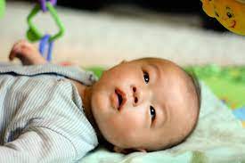 Gejala autisme mulai terlihat pada saat anak masih bayi, yaitu tidak memberikan respon ketika diajak bercanda oleh orang tuanya dan hanya fokus pada hal tertentu saja dalam waktu yang cukup lama. Ciri Ciri Bayi Autis Autisme Yang Perlu Diwaspadai Ortu Sejak Dini