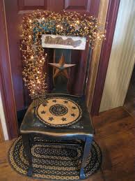 There Are About 10 Old Wooden Chairs In The Barn Ooooo Ideas Primitive Decorating Country Country Decor Rustic Primitive Painted Furniture