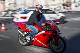 Ich warte nun nämlich ungeduldig auf meine fahrstunden (a1) da ich die theorieprüfung schon. Motorradfuhrerschein Motorradfahren Ohne Prufung Autobild De