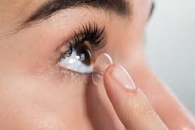 Ingin sih punya bulu mata cetar dan super lentik, tapi bulu mata asli saja tidak cukup, dan pakai bulu mata palsu bingung, nggak tahu caranya. Hukum Memakai Softlens Saat Wudhu