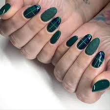 See more ideas about christmas nail art, xmas nails, christmas nail designs. Best Festive And Christmas Nail Art Designs To Try Think Glitter Foil And Pearls Abound Buro 24 7 Singapore