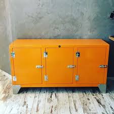 Placé dans l'entrée, le meuble à chaussures en métal et sapin wayne ne manquera pas de se faire remarquer. Buffet Design Metal 3 Portes Meuble Metal Design Made In France