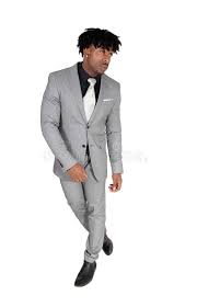 Après nous être penchés sur les différentes occasions de porter un découvrez notre article conseils complet pour assortir sa cravate : Homme De Couleur De Danse Dans Un Costume Gris Avec Les Cheveux Noirs Tatillons Photo Stock Image Du Completement Confiant 144047356