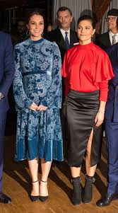 Kronprinsessan medverkade under påskaftonen i sveriges televisions en kväll tillsammans. Harpers Bazaar Om Kronprinsessan Victoria Hennes Outfits Ar Som Tagna Direkt Fran Catwalken Metro Mode