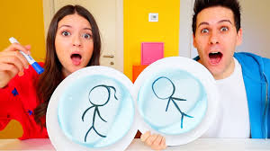 Ciao a tutti, lui è luì e lei è sofì, la coppia più pazza del web! Come Fare Disegni Magici Che Si Muovono Esperimenti In Casa Youtube