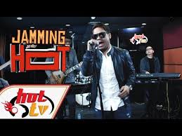 Dengarkan single terbaru syamel dengan lagunya lebih sempurna. Syamel Lebih Sempurna Live Jamminghot