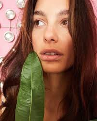 Pesona Camila Morrone, Pemeran Camila Alvarez dalam Series 'Daisy Jones and  The Six'