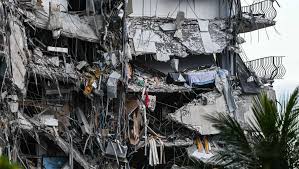 The collapse left piles of debris around the building and coated cars two blocks away with dust. K2iu3x8 R5teem