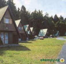 Městečko se rozkládá u východního okraje pohoří český les, a jak název napovídá, pod vrcholkem hory čerchov ( 1042 m.n.m.). Autokemp Babylon Domazlice Domazlice Campingplatze Cz