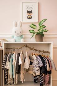 Alternative Zum Kleiderschrank Im Kinderzimmer Offener Schrank Mit Kleiderstange Ast Baby Schrank Babyzimmer Dekor Babyschrank Organisation