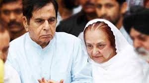 In a latest picture tweeted by saira banu on veteran actor dilip kumar's twitter account, shows that he's doing better. Dilip Kumar Admitted To Hospital Wife Saira Banu Shares Health Update He Is Recovering Well Hindi Movie News Bollywood Times Of India