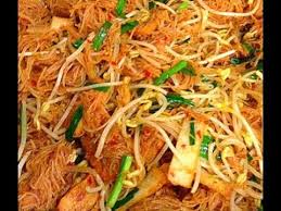 Resep bihun goreng menjadi bagian dari resep masakan indonesia tradisional yang cukup sering dibuat oleh kaum ibu ibu, sebab jenis masakan yang mirip dengan mie. Mee Siam Goreng Recipe Sweet Tangy Dry Fried Rice Vermicelli Youtube