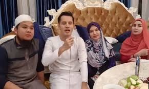 • s'ustaz ebit lew tak bersalah'. Ustaz Ebit Lew Tak Sengaja Kantoikan Sajat Lelaki