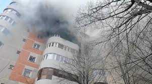 Fumul gros se vede din aproape tot orașul. Incendiu Devastator Intr Un Bloc Din ConstanÅ£a O Femeie S A Aruncat De La Etaj Si S A
