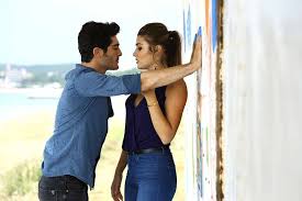 Estreno De Hayat Amor Sin Palabras La Nueva Comedia Romantica Turca En Divinity Magazinespain C En 2020 Imagenes De Amor De Pareja Comedias Romanticas Romantico