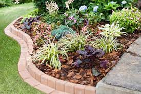 Our best pick for lawn edging is the ribbonboard 4.0 flexible plastic lawn edging. 43 Best Lawn Edging Ideas 2021 Guide
