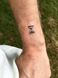 Hourglass Tattoo Sanduhr Tattoo Klein Kleine Tattoo Manner Tattoo Ideen Klein