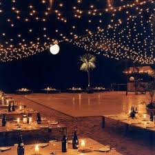 Si estás planeando que tu boda sea en la playa, hay tres factores muy importantes que debes tomar en cuenta para decidir el el clima es excelente. Algunas Grandiosas Ideas De Bodas En La Playa Iluminacion De Boda Boda Cosas De Boda