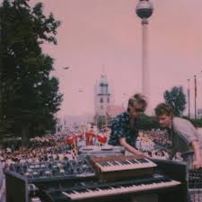 Esta divisão seguia a lógica da guerra fria que dominou a ordem mundial até 1989 com a queda do muro de berlim. A Musica Eletronica Na Alemanha Oriental Boutiquein