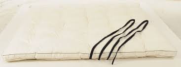 Alle matten sind mit einem robusten baumwollköper bezogen und am kopfteil mit bändern versehen, damit die matte aufgerollt und verschnürt werden kann. Shiatsu Futon Bodenmatte Lightandenergy