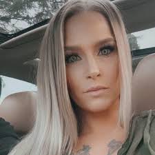 If anyone knows Kelise Fullerton I have her tcard and messaged her