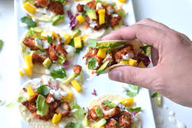 Cover and refrigerate for at least 2 hours, and up to 8 hours, before serving. Fish Taco S Met Mango En Avocado Recept Betty S Kitchen