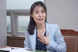 그 품에다 때로는 함정을, 때로는 돌부리를, 그리고 꽃길과 평지도 품고 있는 다양한 의미의 그 무엇이 아닐까? ë²•ì¡°ë¼ìš´ì§€ ì»¤ë²„ìŠ¤í† ë¦¬ ì—¬ì„± ë³€í˜¸ì‚¬ì˜ í'ˆê²© ê¹€ì™¸ìˆ™ ë²•ì œì²˜ìž¥