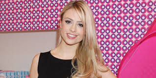 Non solo dietro il piccolo e grande schermo, se la cava meravigliosamente anche sui canali. Da L Ultimo Bacio A Oggi La Biografia Di Martina Stella Tra Curiosita E Serie Tv