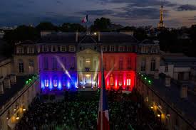 Connue pour son style vestimentaire, elle fait partie des personnalités les plus en vue en france. Emmanuel Macron On Twitter Merci A Tous Pour Cette Belle Fete De La Musique Dans Cette Maison Qui Est La Votre