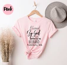 Gesegnet von Gott, verwöhnt von meinem Mann, der durch beide geschützt ist,  christliche Kleidung, Jesus Shirt, Bibel Shirt, christliches Shirt,  christliche Mutter,