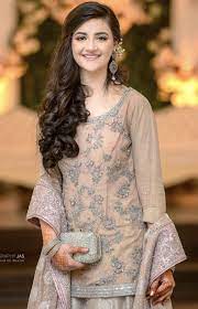 Brides Side At The Engagement Pakistani Bridal Hairstyles Pakistani Wedding Outfits Sarara Dress