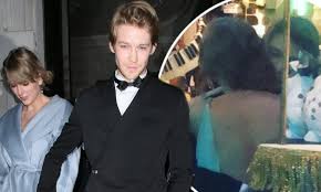 Baftas 2019 Taylor Swift Secretly Supports Beau Joe Alwyn Daily Mail Online He is an actor, known for the favourite (2018), billy lynn's long halftime walk (2016) and kaksi kuningatarta (2018). baftas 2019 taylor swift secretly