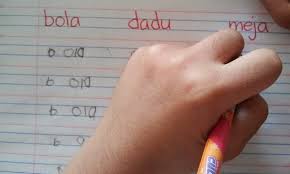 Ada masanya mereka perlu membaca secara meluas atau ekstensif. 5 Sebab Anak Struggle Nak Menulis Tulisan Comot Susah Nak Baca