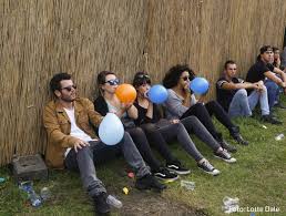 Lachgas patronen, een lachgas cracker en ballonnen. Het Klimaat Huilt Om Lachgas Milieudefensie