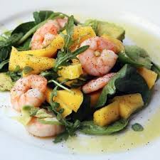L'insalata con avocado, noci e gamberi è un secondo piatto fresco e molto gustoso, facile da preparare. Pin Su Senza Lattosio