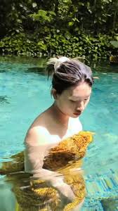 MARLBOROQUEENSEX - CEWEK MANDI DI SUNGAI - EPORNER