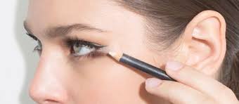 I know it can be hard, but hooded eyes are sometimes called bedroom eyes because the lids tend to look partly closed. Marilyn Monroe Eyeliner Trick How To Draw A New Cat Eye