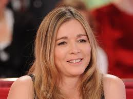 En parallèle de la série les mystères de l'amour sur tmc, la chanteuse reprend du service en chanson avec un amour, dont un premier extrait a été dévoilé. Helene Rolles La Biographie De Helene Rolles Avec Voici Fr