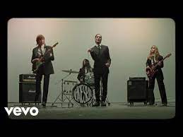 Перевод песни zitti e buoni — рейтинг: Maneskin Zitti E Buoni Lyrics English Translation