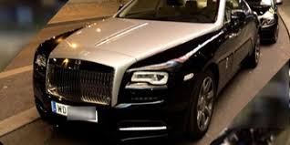 Bedienstete konsularischer vertretungen erhalten oft besondere, in der regel aber keine diplomatenkennzeichen. Diplomat Fahrt Mit Rolls Royce Durch Wien