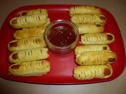 Découvrez toutes nos recettes pour préparer un apéritif dînatoire savoureux, original et épater vos invités ! Doigts De Sorciere Feuilletes Aux Saucisses Fish Custard Apero Dinatoire Halloween Repas Halloween Facile Recette Halloween Apero