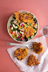 Salade Coloree Et Rostis De Patate Douce Au Parmesan Recette En 2020 Salade Cuisine Et Boissons Alimentation